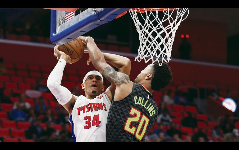 Little Caesars Arena. Tobias Harris (#34), de los Pistons, intenta encestar ante la marca de John Collins, de los Hawks de Atlanta. AFP