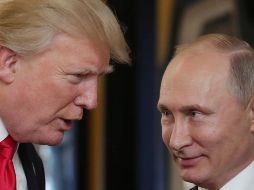 Donald Trump, y su par de Rusia, Vladimir Putin, se saludaron con un breve apretón de manos en el marco del APEC. AFP/M. Klimentyev