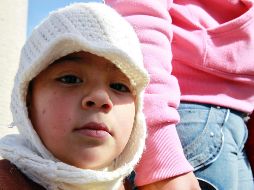 Para evitar infecciones respiratorias y otras enfermedades, recomiendan salir bien abrigado de casa ante las bajas temperaturas. EL INFORMADOR/ARCHIVO