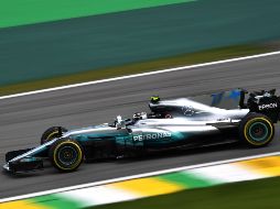 Bottas, con un tiempo de 1:09.281, dejó el tiempo definitivo en la pista, con Hamilton a apenas tres milésimas de distancia. AFP / N. ALMEIDA