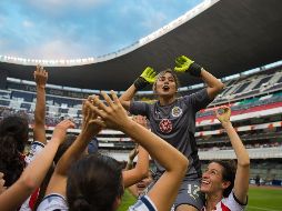 Jugadoras de las Chivas celebran su pase a la final. MEXSPORT/O. Aguilar