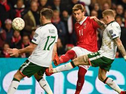 Acción del partido entre la selección de Dinamarca e Irlanda. EFE/L. Moeller