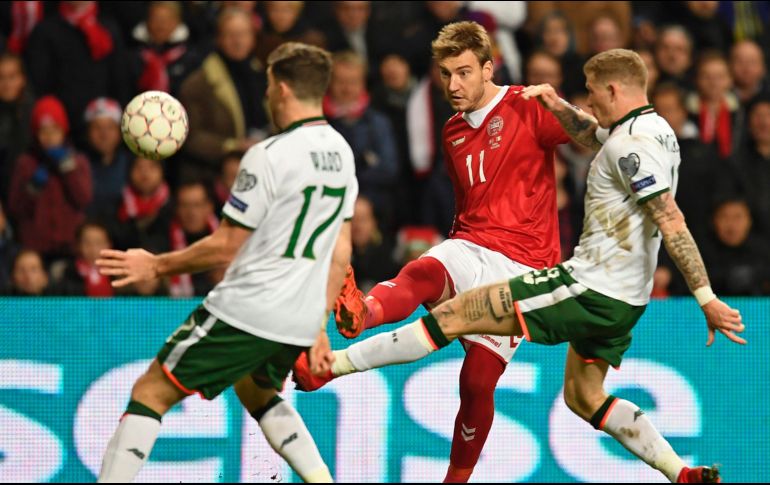 Acción del partido entre la selección de Dinamarca e Irlanda. EFE/L. Moeller