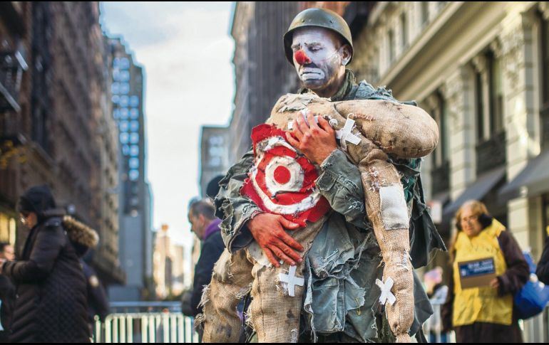 Colores de la guerra. El desfile de Nueva York conmemoró este año el centenario de la entrada de EU en la Primera Guerra Mundial y dio una relevancia especial a las Fuerza Aérea. AP