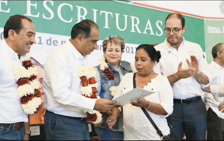 El Instituto Nacional del Suelo Sustentable entregó 535 escrituras en Huitzuco, Guerrero, afectado por el sismo del 19 de septiembre. NTX