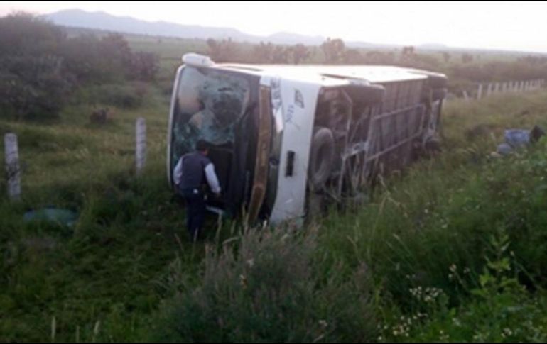 En el percance participó un autobús de la Línea Chihuahuenses con número económico 2042, con placas del Servicio Público Federal y una carroza fúnebre. TWITTER