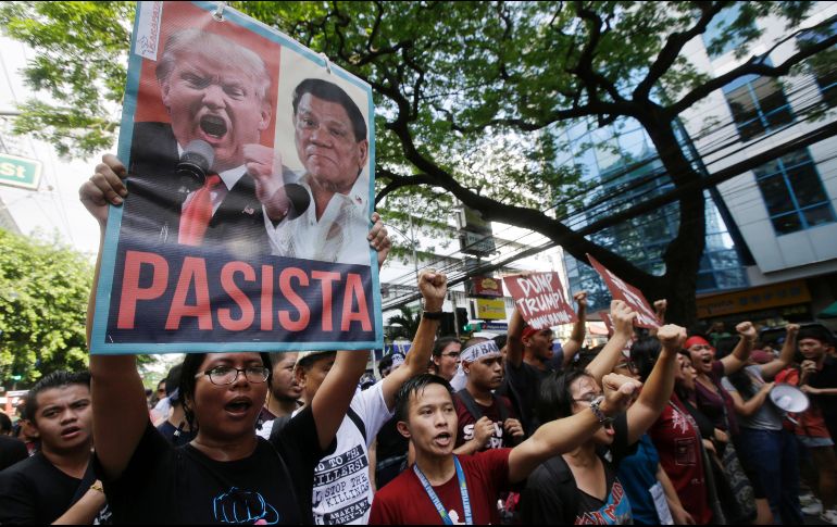 Miles de personas protestaron contra la visita de Trump a Filipinas. AP/A. Favila