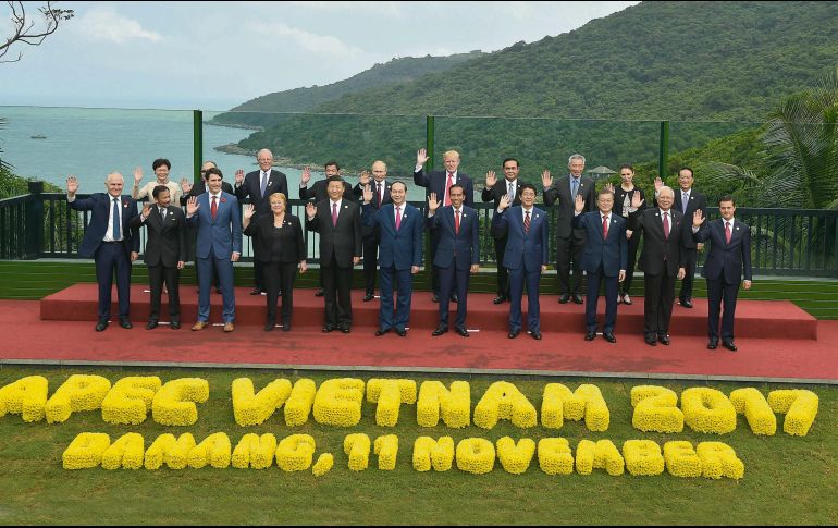 Libre comercio. Los líderes de APEC, que aquí posan para la foto oficial, volverán a reunirse en 2018 en Papúa Nueva Guinea. NTX
