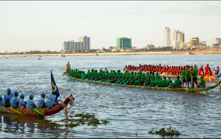 En los tres días de festival compiten más de 400 largas y descaradísimas canoas, con tripulaciones que van desde 30 hasta 70 remeros. NTX/L. Pistone