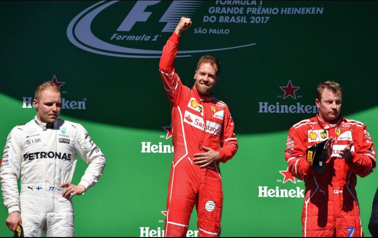 El podio es completado por Bottas, de Mercedes, y Raikkonen, también de Ferrari. AFP / A. Penner