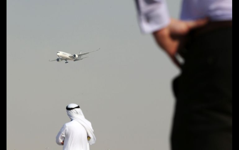 Un Airbus A350 realiza una demostración en la exhibición aérea de Dubai, en Emiratos Árabes Unidos. AFP/K. Sahib