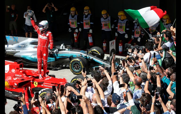 El piloto Sebastian Vettel, de Ferrari, festeja tras ganar el Gran Premio de Fórmula 1 de Brasil en Sao Paulo. AP/A. Penner