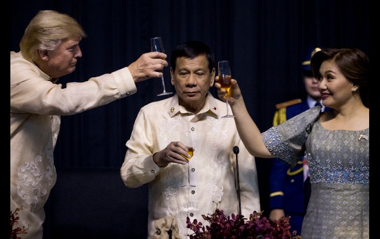 El presidente de Estados Unidos, Donald Trump, brinda con el mandatario filipino Rodrigo Duterte (c) y su pareja, Honeylet Avancena (d), durante una cena de la cumbre de la Asociación de Naciones del Sureste Asiático en Manila. AP/A. Harnik