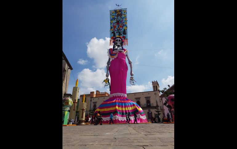 La monumental Catrina porta un atuendo estilizado de escaramuza charra de Jalisco