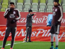 Este domingo, la Selección Mexicana entrena en la Arena Godansk, donde se verá cara a cara con su similar de Polonia este lunes a las 13:15 en México. EFE / A. Warsawa