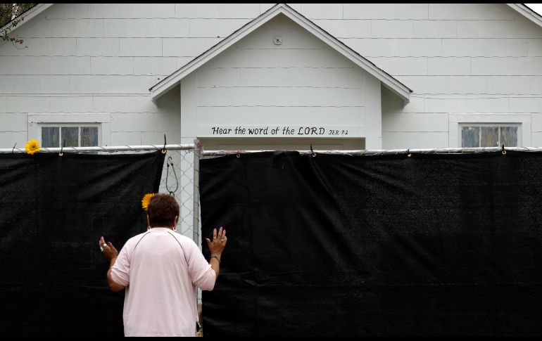 Un mujer ora afuera del templo baptista en Sutherland Springs, Texas, donde hace una semana un hombre abrió fuego y dejó 26 muertos. AP/E. Gay