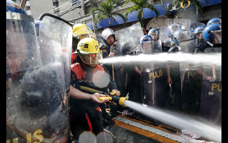 Policías arrojaron chorros de agua para dispersar las protestas.