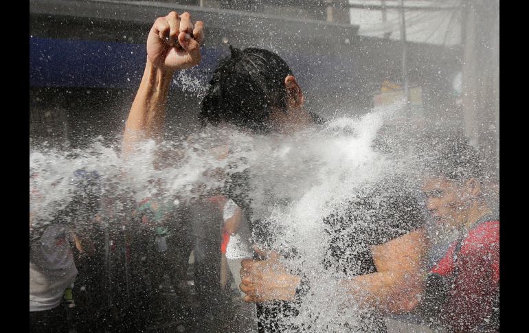 El chorro de agua golpea a un manifestante.