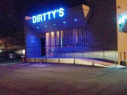 La policía encontró a cuatro hombres y tres mujeres con heridas dentro del club nocturno “Dirtty’s Jazz and Blues Club”. ESPECIAL
