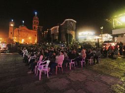 Para todos. La plaza principal de Tapalpa contó con proyecciones. EL INFORMADOR/F. González