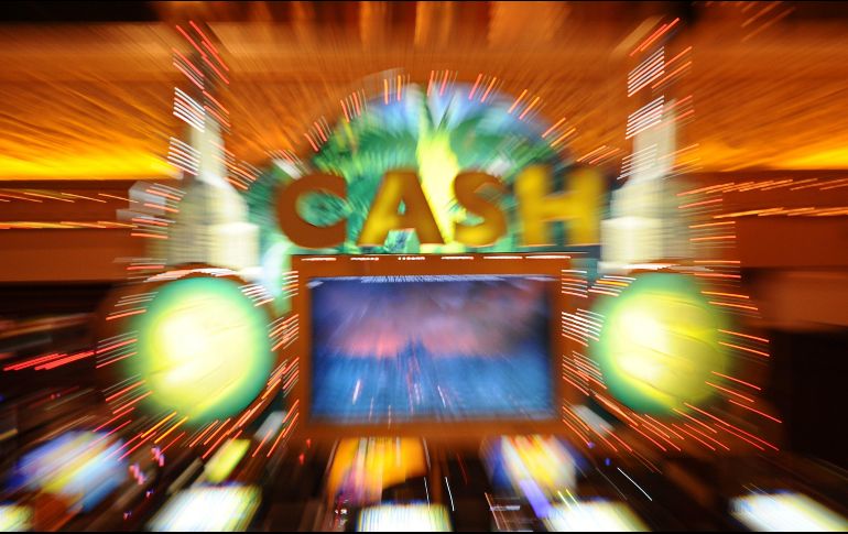 Jugadores prefieren apostar en línea que en casinos físicos para evitar impuestos. AFP/Archivo