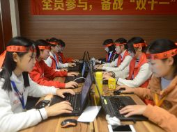 Empleados de una empresa de comercio electrónico trabajando durante la noche del 11.11, festival de compras conocido como 'Día de los Solteros'. AFP