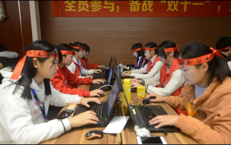 Empleados de una empresa de comercio electrónico trabajando durante la noche del 11.11, festival de compras conocido como 'Día de los Solteros'. AFP
