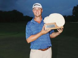 Campeón. Patton Kizzire posa con su trofeo tras ganar ayer el OHL Classic at Mayakoba. AFP