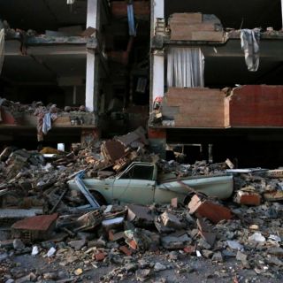 Suben a 200 los muertos por sismo en Irán