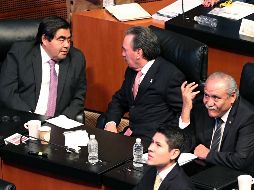 Miguel Barbosa (PT), acompañado por Emilio Gamboa Patrón (PRI) y Fidel Demédicis (PRD), pide tomar en cuenta a las mujeres. SUN/Archivo