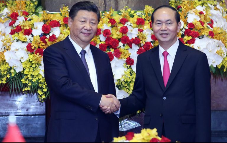 Xi Jinping posa ante los medios con el presidente de Vietnam, Tran Dai Quang. EFE/L. Thai