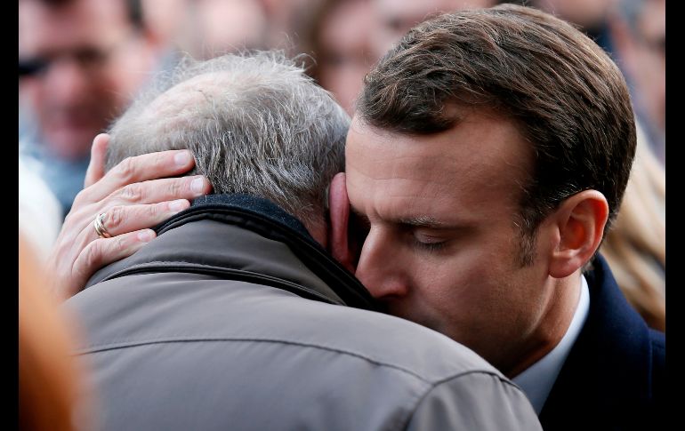 El presidente de Francia, Emmanuel Macron, consuela a un familiar de una víctima del atentado terrorista en la sala de conciertos Bataclan, en una ceremonia por el segundo aniversario de los ataques en París. AFP/E. Laurent