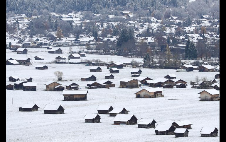 La primera nevada de la temporada cubre cabañas en Garmisch-Partenkirchen, Alemania. AP/M. Schrader