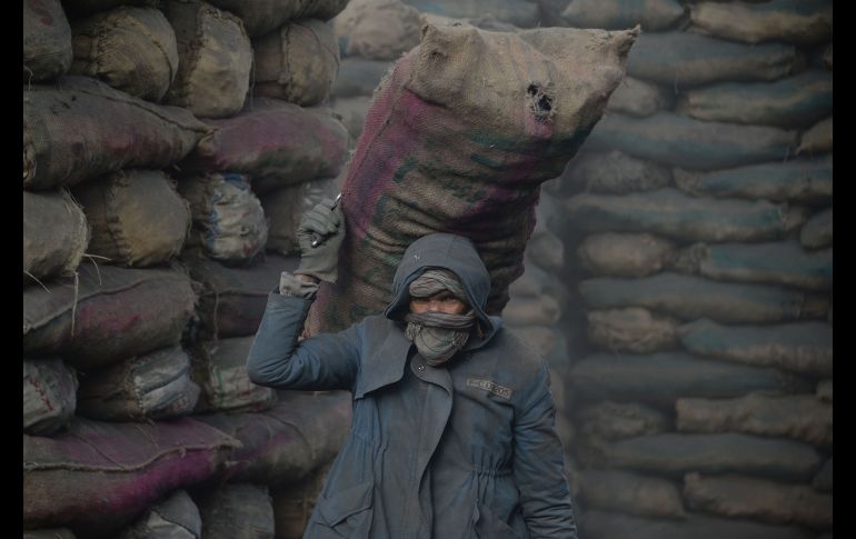 Un trabajador descarga un saco de carbón en Kabul, Afganistán. AFP/N. Shirzada