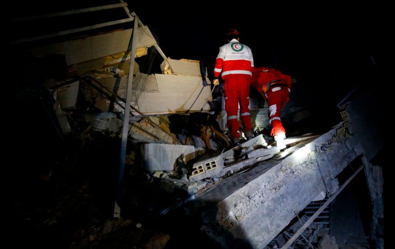 Rescatistas iraníes en Sarpol-e Zahab buscan sobrevivientes del sismo de magnitud 7.3 que el domingo por la noche sacudió el oeste de Irán y varias regiones iraquíes