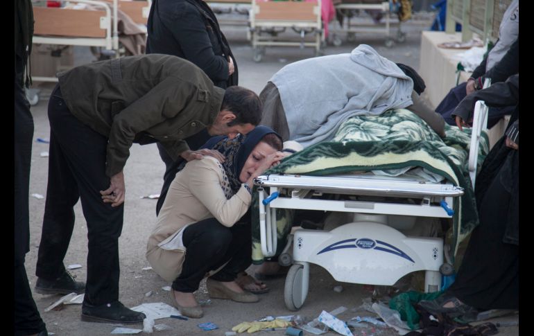Personas reaccionan junto al cuerpo de una da las víctimas en Sarpol-e Zahab. En Irán se reportan 407 muertos tras el terremoto.