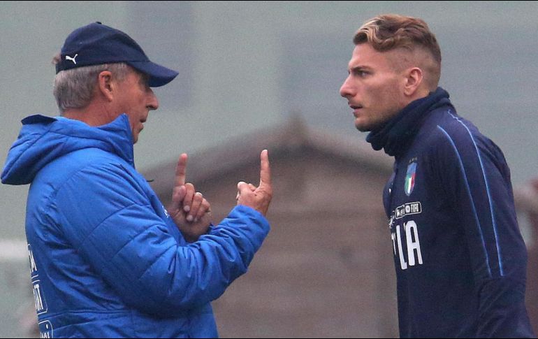 El seleccionador italiano Giampiero Ventura (I) conversa con el jugador Ciro Immobile (D). EFE/M. Bazzi
