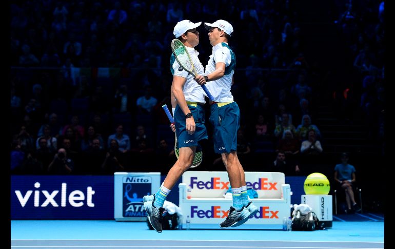 Los estadounidenses Bob Bryan (i) y Mike Bryan (d) celebran tras ganar un partido de dobles de las Finales ATP, que se juega en Londres. AFP/G. Kirk