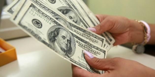 D&oacute;lar cierra con retroceso