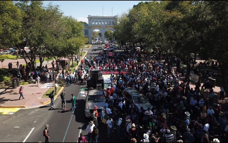 Según elementos de Bomberos Guadalajara, al menos 56 maestros han bloqueado por más de dos horas la circulación. ESPECIAL/ Bomberos Guadalajara
