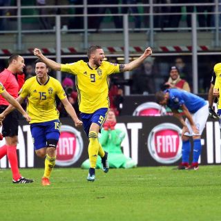 Jugadores de Suecia celebran calificación a Rusia destruyendo set de TV