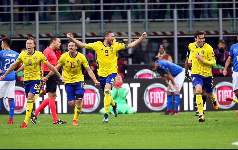 Los suecos llegaron como víctimas al duelo con Italia y acabaron llevándose el pase al Mundial. EFE/M. Bazzi