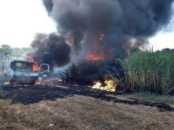 Las llamas consumieron parte de un sembradío de maíz  y a un vehículo. ESPECIAL/ Protección Civil del Estado