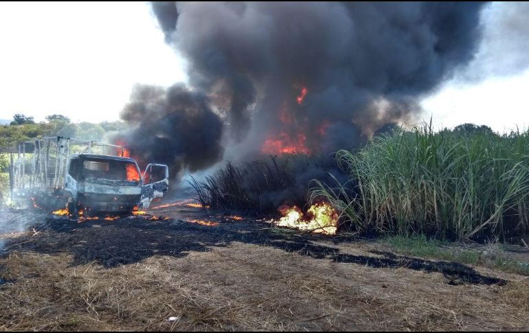 Las llamas consumieron parte de un sembradío de maíz  y a un vehículo. ESPECIAL/ Protección Civil del Estado