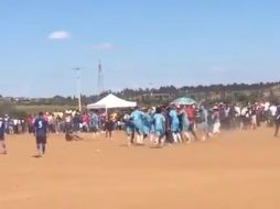 Uno de los aficionados grabó el momento en que el hombre recibe varios disparos. TWITTER / @josefer53