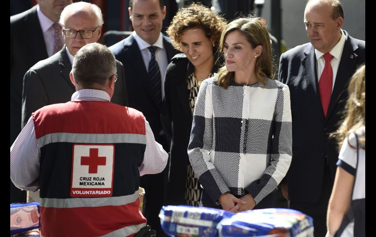 La reina Letizia asiste a un centro de acopio en la sede de la Cruz Roja en Ciudad de México. La reina está en México para participaren la Cumbre Mundial de Líderes contra el Cáncer.