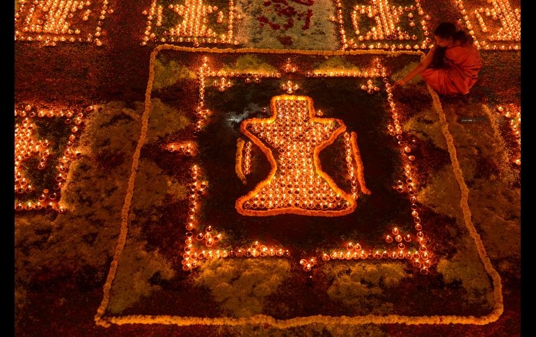 Una hindú realiza un ritual al encender lámparas de barro como ofrendas en el marco del festival 