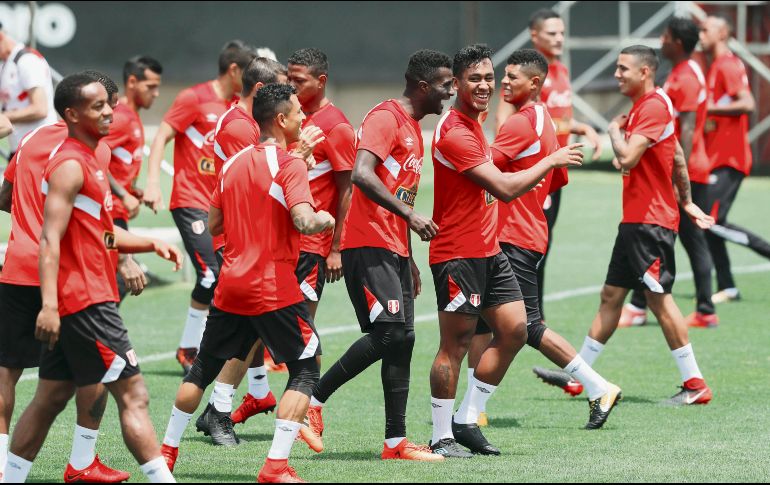 Los jugadores peruanos hicieron un entrenamiento entre bromas ayer en Lima. Hoy cerrarán los trabajos para encarar el duelo definitivo contra  Nueva Zelanda, que da el último boleto a Rusia. EFE