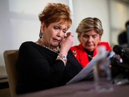 Beverly Young Nelson acompañada por su abogada, Gloria Allred. AFP/E. Muñoz