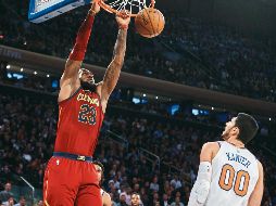 Figura. LeBron James aportó 23 puntos para los Cavaliers. AP